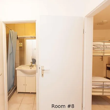 Hostal 24/1 *